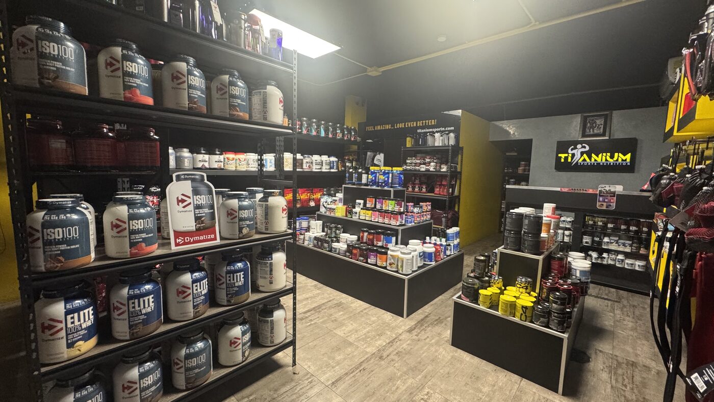 Interior de una tienda Titanium Sports Nutrition