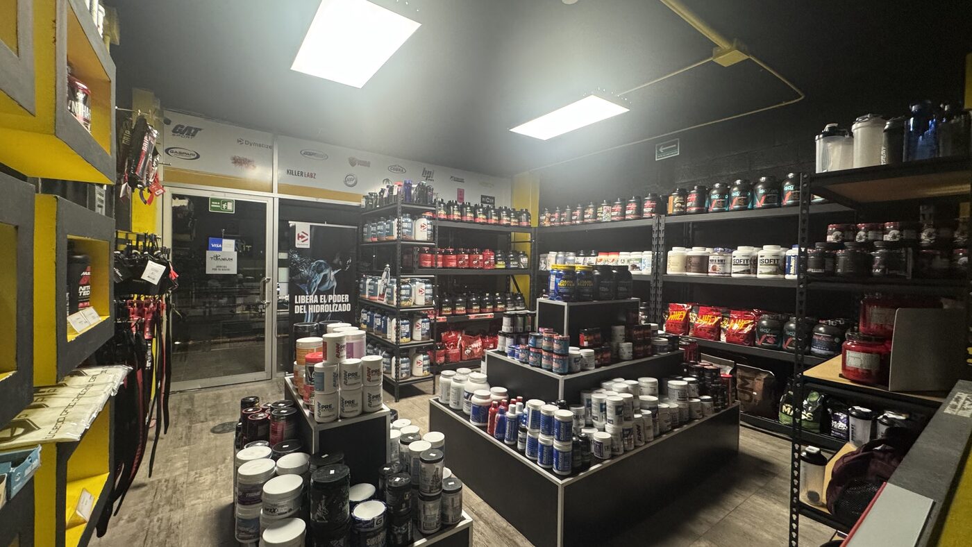 Anaqueles de suplementos en tienda Titanium