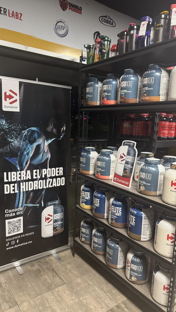 Anaquel de proteínas Dymatize en tienda Titanium